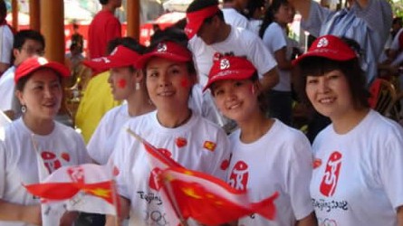 2008奧運(yùn)火炬在蘭州傳遞，歐米茄中國區(qū)副總裁Carlos先生是第8號火炬手，蘭州巍雅斯員工啦啦隊為奧運(yùn)加油